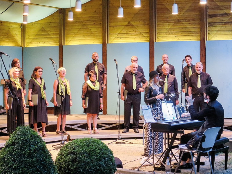 Die Joyful Singers hatten nach der langen Pause wieder einen Auftritt. Vor einem begeisterten Publikum sangen sie ihre lebendigen Lieder, begleitet vom Trompeter Rupert Seidl und der Sängerin ElisaLeen.   