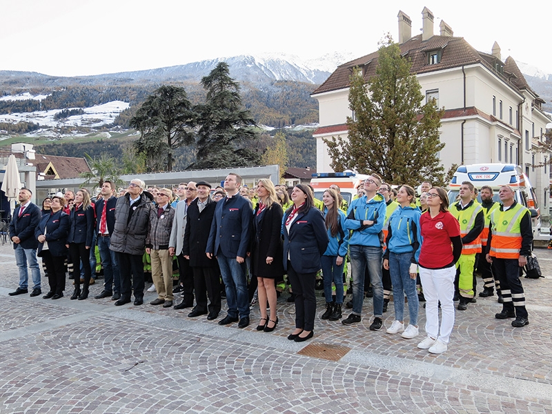 Bei der 50-Jahr-Feier des Weißen Kreuzes der Sektion Schlanders wurden der langjährige Primar und ärztliche Leiter des Krankenhauses Schlanders, Anton Theiner, der 1. Sektionsleiter Rudi Schuster und 2 freiwillige Pioniere der ersten Stunde, Erwin Steiner und Eberhard Gerstl, geehrt. Auf dem Kulturhausplatz wurde ein Gruppenfoto der ganzen Einsatztruppe gemacht. V.l.: Theiner, Steiner, Schuster und Gerstl.
