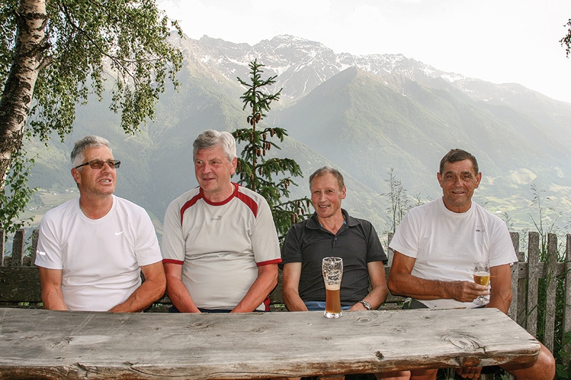 Verschnaufpause nach der zweiten Etappe beim Gasthof Paflur in Tanas v.l. Karl Stecher, Franz Sapelza, Oskar Lingg und Raimund Pali