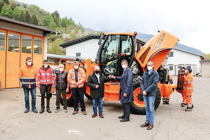 v.l.: Abteilungsdirektor Philipp Sicher, Hauptstraßenwärter Jürgen Ortler, Carlo Buldrini Vertreter Venieri Spa, Hauptstraßenwärter Robert Habicher, Daniele Muccinelli Verwaltungsdirektor Venieri Spa, Landesrat Daniel Alfreider und Amtsdirektor Stephan Bauer