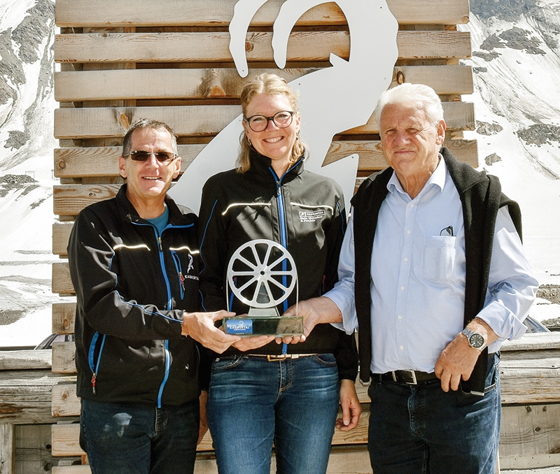 Symbolische Übergabe einer Seilscheibe zum Wechsel in der Geschäftsführung (v.l.): Franz Wackernell, Beate Rubatscher-Larcher und Seilbahnpionier Eugen Larcher.