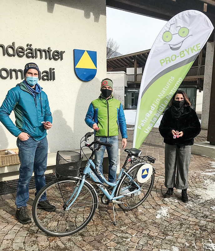  v.l. PRO-BYKE-Lichtersets für die dunkle Jahreszeit verteilen Klaus Nischler (Ötzi Bike Verein) und die Gemeindereferenten Florian Gruber und Astrid Pichler