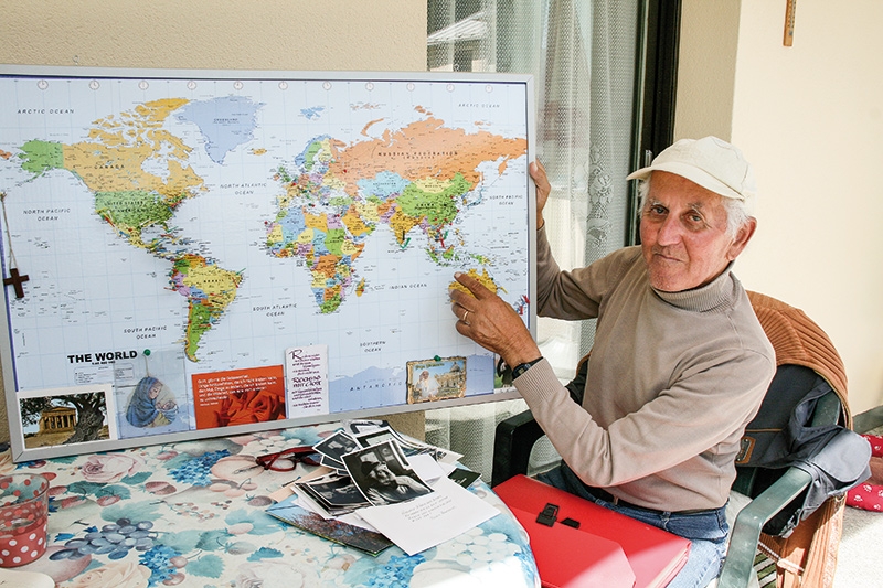 Luis Karner, geb. 1935, Taufers i. M. hat seine vielen Reiseziele mit Ansteckfähnchen auf der Landkarte markiert. „Wenn`s gang tat i heint nou in Herbst verschwindn unt in Langes zruckkemman.“