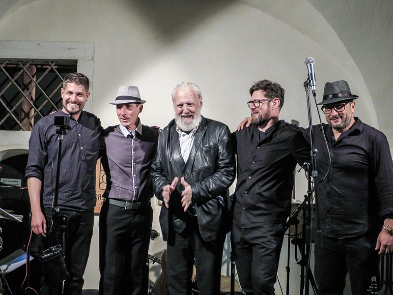 Sehr viele kamen und hörten die neu vertonten Korrnrliadr der Gruppe Flouraschwarz. Am Ende kam auch der Autor der Korrnrgedichte auf die Bühne, umarmte seinen Sohn und bedankte sich bei der Gruppe. V.l. Michael Reissner, Franco Micheli, Luis Stefan Stecher Stecher, Heiner Stecher und Hannes Ortler.  