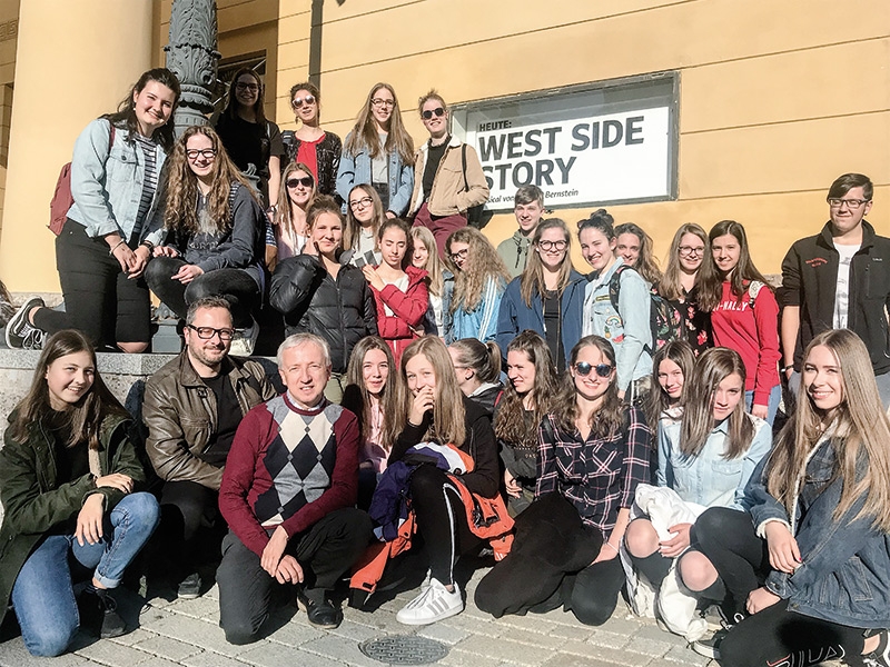 Die Gruppe mit Hannes  Ortler und Martin Trafoier vor dem Tiroler Landestheater