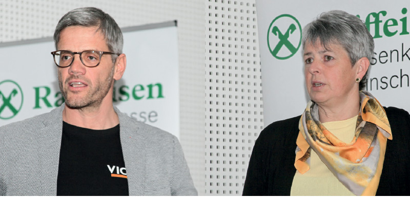 VEK-Präsident Alexander Telser stellte die Genossenschaft und die Strommarke VION vor und  die Kulturvermittlerin Helene Dietl Laganda den Kurs und das Berufsbild des Fremdenführers