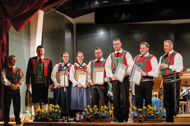 Bezirksobmann Florian Müller nahm die Ehrungen für langgediente Mitglieder vor v. l.: Kapellmeister Alois Kuntner, Florian Müller, Jana Fliri, Elisa Theiner, Werner Punt, Thomas Wegmann, Johannes Grass und Obmann Florian Punt