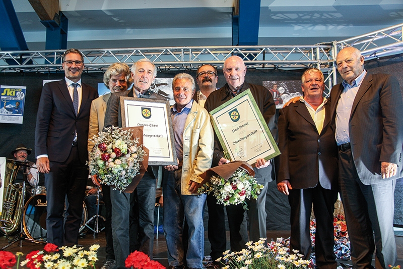v.l.: LH Arno Kompatscher, Reinhold Messner, Gustav Thöni, Oreste Peccedi, BM Hartwig Tschenett, Paul Hanny, Referent Franz Heinisch und Alt-LH Luis Durnwalder: Die Verleihung der Ehrenbürgerschaft an Paul Hanny und vor allem an Gustav Thöni bot die seltene Gelegenheit, dass LH und Alt-LH gemeinsam ihren Auftritt hatten.