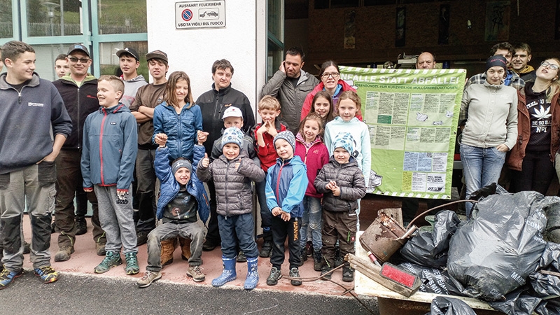 Jung und Alt kamen zum gemeinsamen Müll sammeln im Dorf zusammen