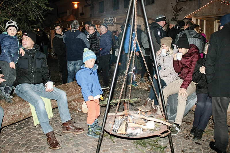 Gemütliche Adventstimmung auf dem Schludernser Rathausplatz 