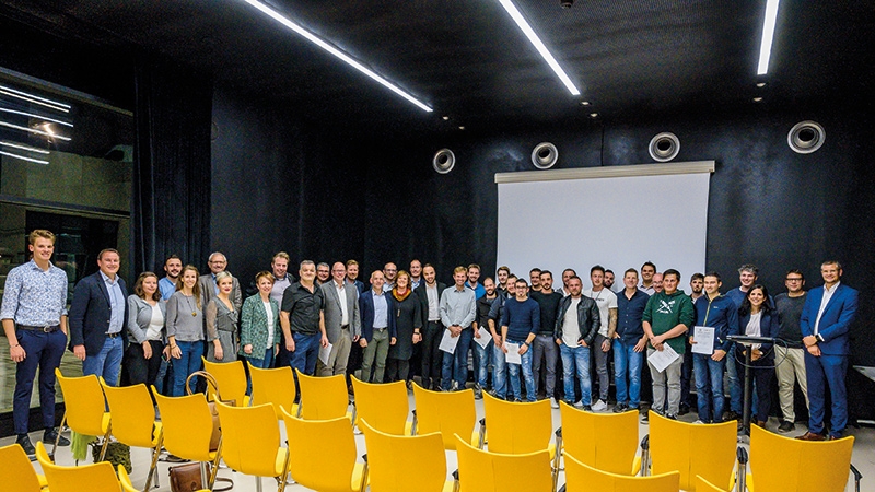 Absolventen des Lehrganges  Fenstermonteur mit Verantwortlichen und Mitarbeitenden.