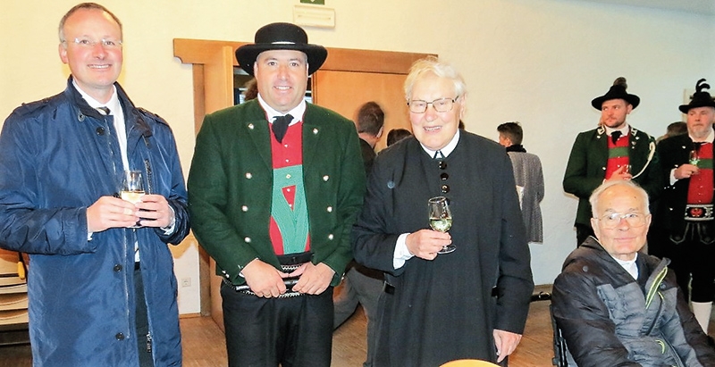Dekan Stefan Hainz, Fraktionsvorsteher Florian Punt, Pfarrer Pater Peter, Altpfarrer Pater Martin