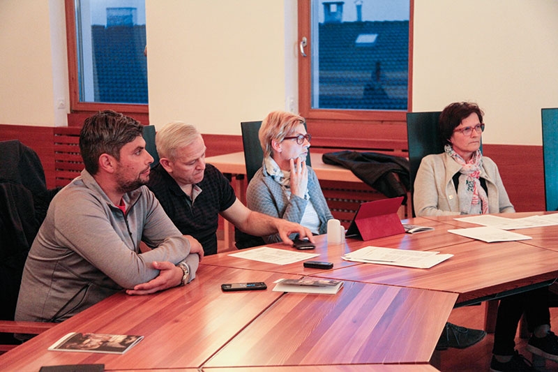 v.l.: die Freie Liste Gemeinde Mals Gerold Frank, Peppi Stecher, Ruth Kofler-Fabi und Sibille Tschenett wirft BM Ulrich Veith Intransparenz vor