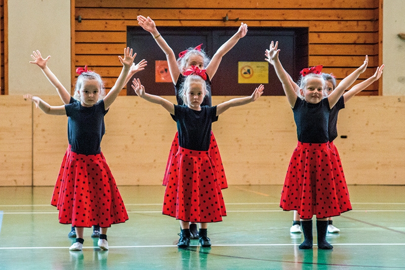 Die Tänzerinnen begeisterten die volle Tribüne mit einer vielfältigen Show