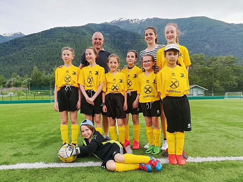 Von links: Hanna, Anna-Lena, Vivienne-Leonie (liegend), Hemma, Marie, Julia, Aileen; hinten: Trainer Gerd und Trainerin Sara, Sarah