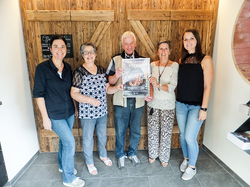 Karin Thaler (Geschäftsführerin Tourismusverein Partschins),  Roberta Melosi Neri, Oskar Asam und Anna Kofler Alber von der Südtiroler Krebshilfe, Manuela Aichner (Mitarbeiterin Events Tourismusverein Partschins)