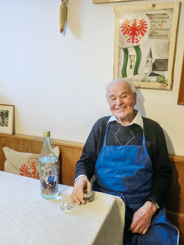 Nur wenn sich der  Ehrenleutnant der  Schützenkompanie Göflan unwohl fühlt, verzichtet er auf sein tägliches „Schnapsl“