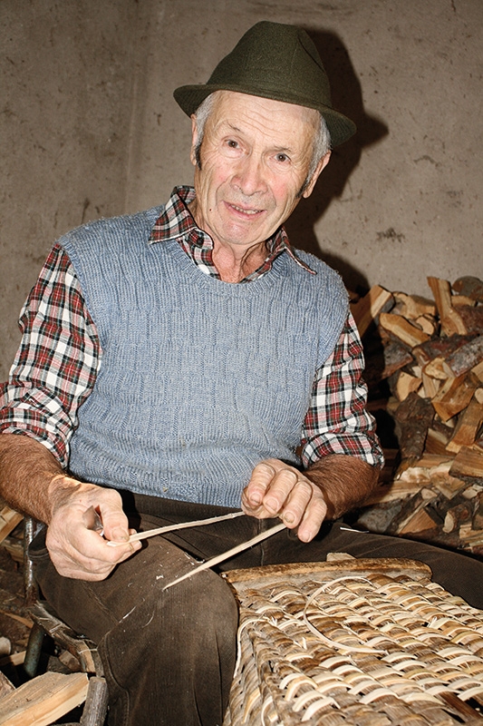 Hans Gruber, Jg. 1939, Prad. Er repariert heute nur noch alte Körbe für Verwandte und Bekannte.