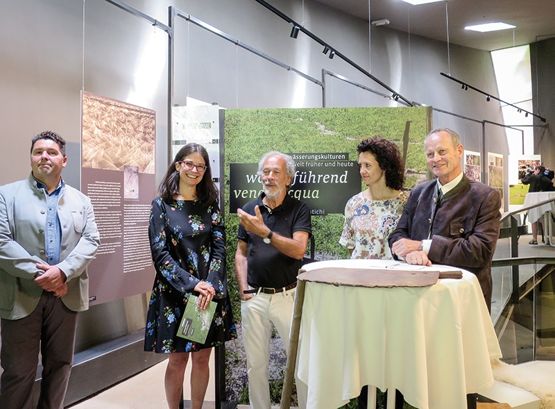 Gianni Bodini präsentiert im archeoPark nicht nur Bilder aus dem Vinschgau, sondern auch aus Pakistan und anderen Teilen der Welt. V.l.: Walter Zerpelloni, Johanna Niederkofler, Gianni Bodini, Sonja Santer, BM Karl Josef Rainer  