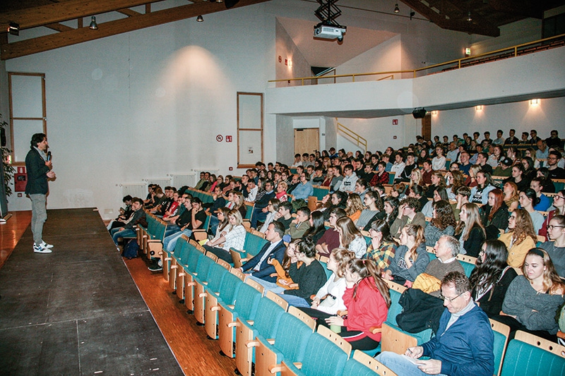 Gustav Rechenmacher bei der Begrüßung der Schüler in der Aula Magna in Mals