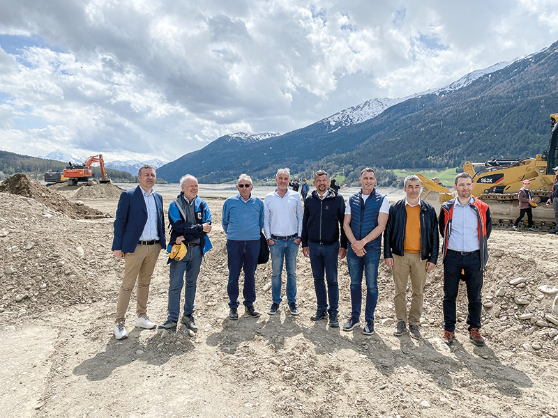 v. l.: Simone Umberto (Direktor Amt für Straßenbau), Fabio De Polo (Direktor Amt für Wildbach- und Lawinenverbauung), Planer Dipl. Ing. Siegfried Pohl, Klaus Mair, Landesrat Daniel Alfreider, Michael Auer (Präsident Baukollegium Südtirol), BM Franz Alfred Prieth, Manfred Vallazza