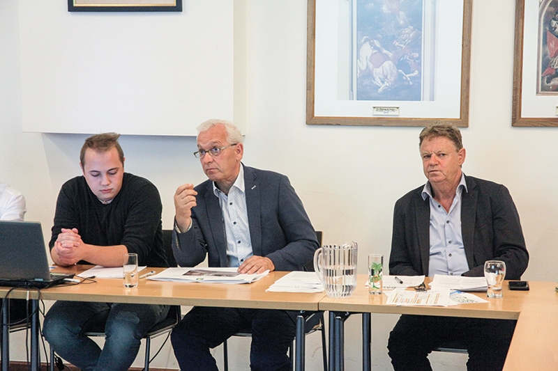 Geometer Hansjörg Dietl (Mitte) stellt das Projekt im Gemeinderat von Naturns vor