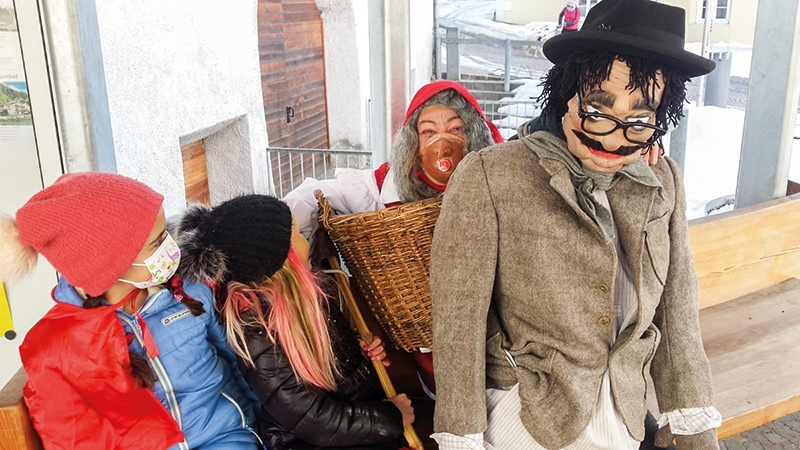 „Hagazussa“ (Gaby Obwegeser) und der „Korrnerkünstler Felix“ versuchen am „Unsinnigen Donnerstag“ in Personalunion zwei Stunden lang den Corona-Schweinehund in Schluderns einzufangen