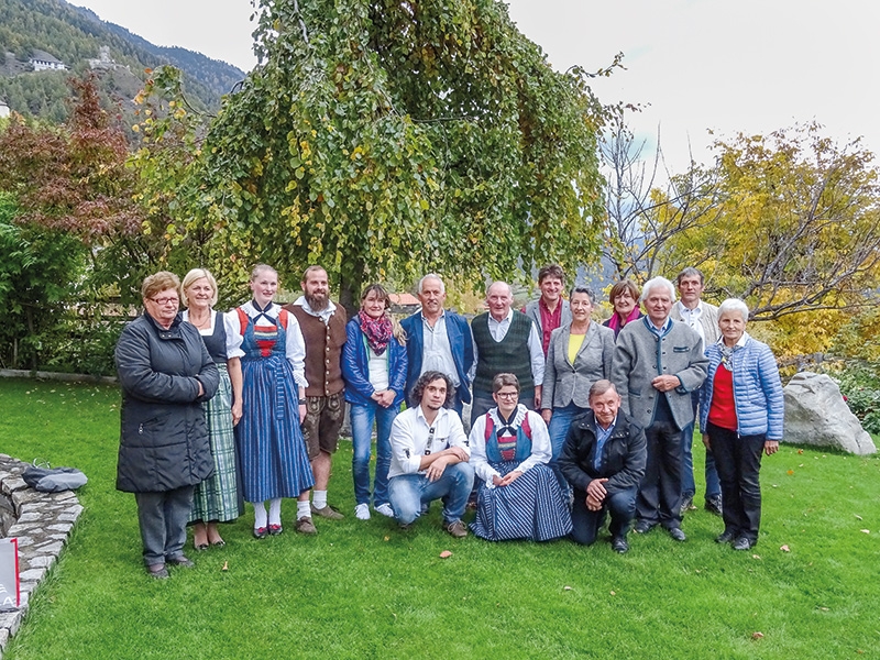 Fototermin nach der offiziellen Gründung der Ortsgruppe Taufers in der Südtiroler Bauernbund-Seniorenvereinigung