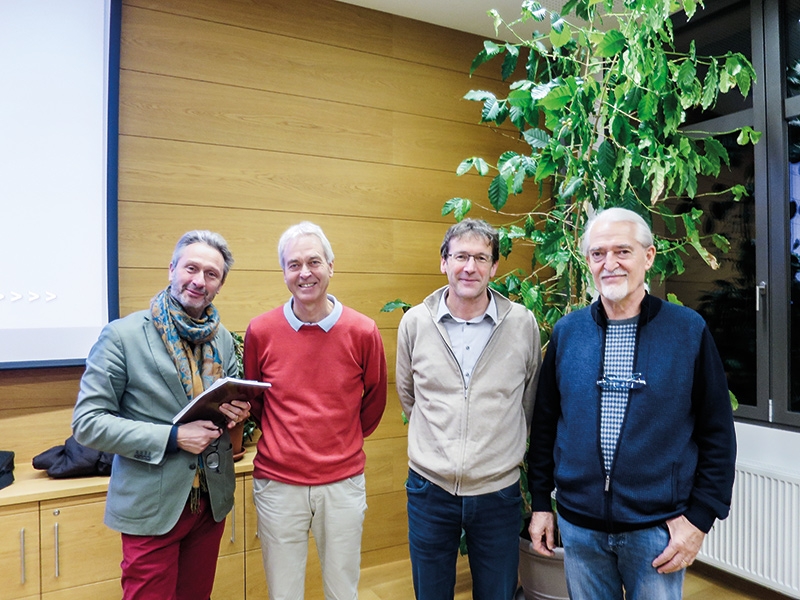 Sie gaben einen Rückblick über die Vergangenheit und Ausblicke auf die Zukunft der prächtigen Schlossanlage in Lichtenberg: v.l.: Gregor Khuen-Belasi, BM Karl Bernhart, Ivo Khuen-Belasi und Kurt Stecher