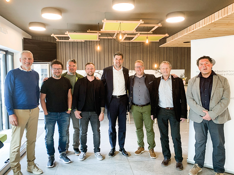 v. l.: Stefan Hütter, Dietmar Weithaler, Skischulleiter Stefano Zerpelloni, Matthias Gamper, LA Helmut Tauber, HGV-Ortsobmann Benjamin Raffeiner, BM Karl Josef Rainer und Tourismusvereinspräsident Walter Zerpelloni.