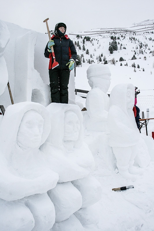 die mit Schnee angezuckerten  Skulpturen am zweiten Arbeitstag