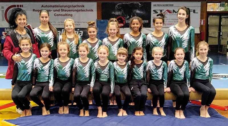 Carla Wieser mit den Kunstturnerinnen des ASV Latsch