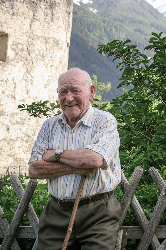 Rudolf Frank, genannt „Schloss Rudl“, hat im Juli seinen 80. Geburtstag gefeiert. Er überlebte einmal einen Unfall mit der Mähmaschine und einmal mit dem Einachser: „I hon  selm zwoamol a morts Glück kopp.“