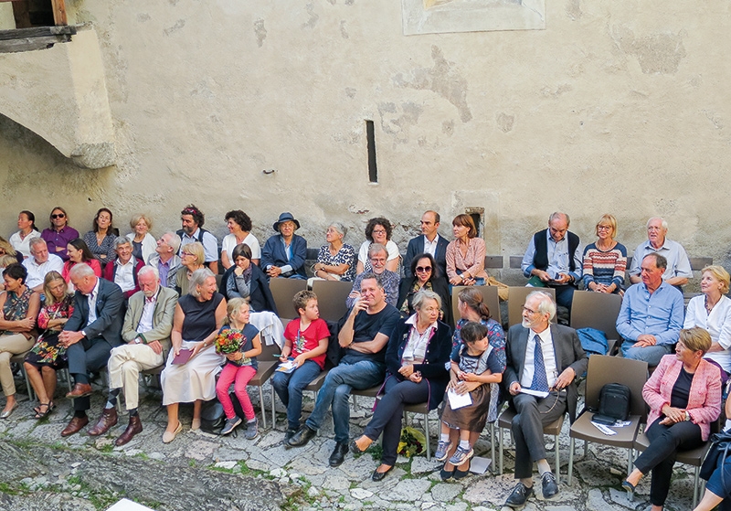 Die Nordtiroler Künstlerin Gerhild Diesner (1915 – 1995) hat neben Max Weiler, Walter Honeder und Werner Scholz die Malerei der 1950er Jahre in Tirol wesentlich mitbestimmt. Bei der Herbstausstellung im Schloss Kastelbell können viele ihrer Werke besichtigt werden, z.B. ein Porträt von Paul Flora aus dem Jahre 1946 und die „Gelben Boote am Gardasee“