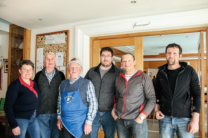 Die Vorstandsmitglieder: v.l. Monika Telser, Fritz Moriggl, Walter Klotz (Obmann seit 25 Jahren und wieder bestätigt), Markus Thanei, Urban Hischberger und Simon Fliri