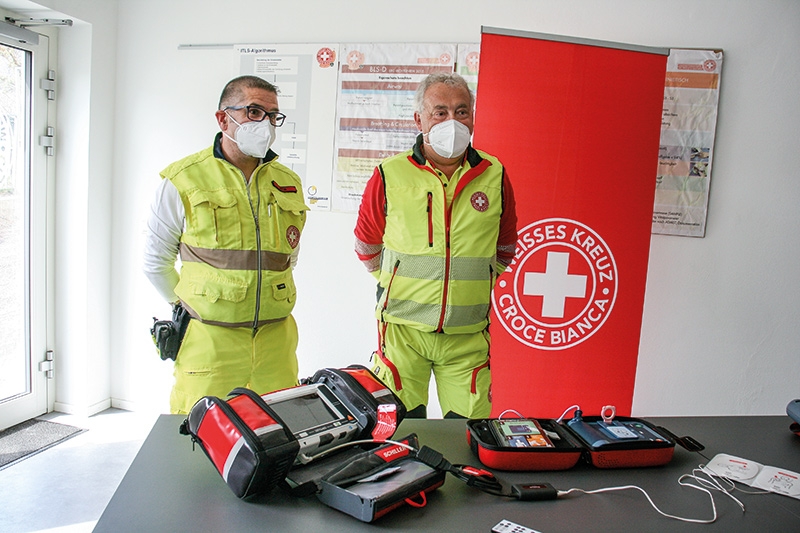 v.l. Toni Spiess, Ausbilder und Praxisleiter und der Dienstleiter der Sektion  Weißes Kreuz Mals Peter Kofler stellen den SchockLink vor