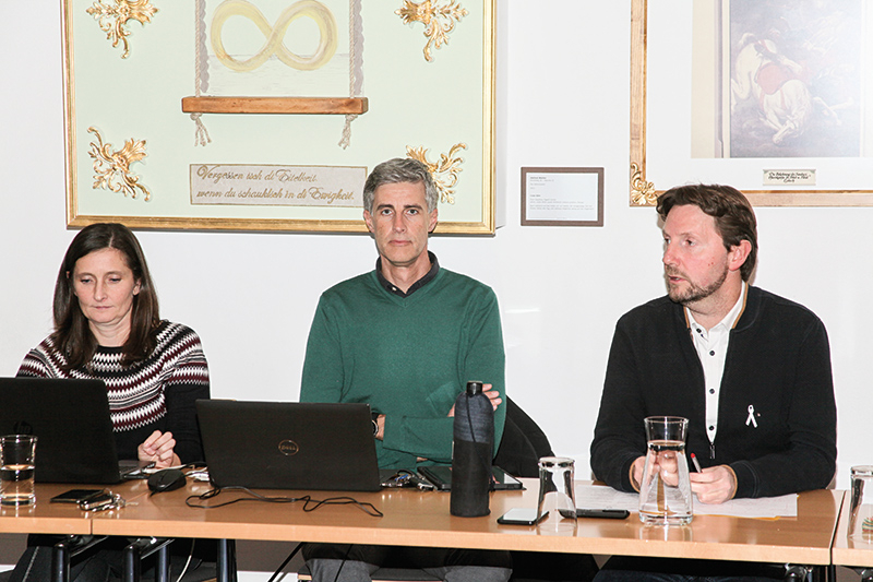 v. L. die Generalsekretärin Kathia Götsch, Michael Hofer von Pohl&Partner und BM Zeno Christanell: Jeder Euro muss im Gemeinderat Naturns zweimal umgedreht werden