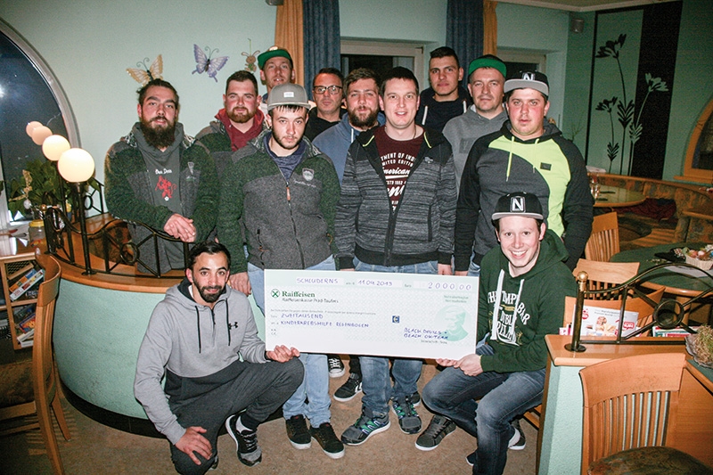 Die Organisatoren der Beachfete/ASC Schluderns und des Hallenturniers „Black Devils“ spenden 2.000 Euro für krebskranke Kinder