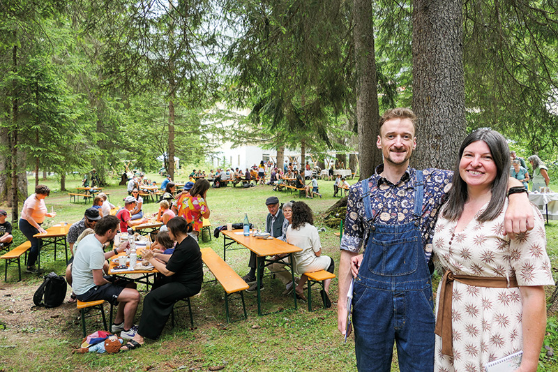 Das zweitägige Kräuterfest in Trafoi, mitten in der Natur, ein besonderes Erlebnis mit Wanderungen, Vorträgen, guten Speisen und feiner Musik, organisiert von: Georg Gapp und Juliane Stricker Alber  (r)