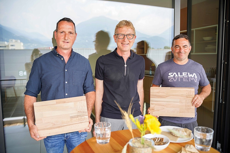 Die Gewinner Wilfried Strobl (links) und Hans Waldner (rechts) mit Müller Rudolf von Berg (Inhaber Meraner Mühle, Mitte)
