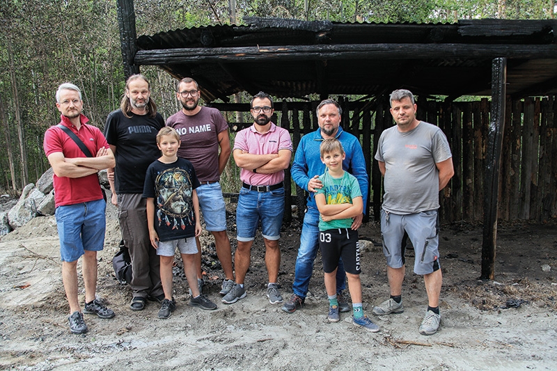 der Leiter der Sektion Eislauf und Vizepräsident des Amateursportvereines Prad Werbering Georg Fliri, Mitbegründer des Country Festes Berthold Gander mit Sohn Ilai, der zweite Vizepräsident des Sportvereines Prad Marco Hoffer, Sportvereinspräsident Thomas Unterberger, Mitglied des Sektionsausschusses Marcel Riedl mit Sohn Gabriel und Vizesektionsleiter Mirco Klotz: Nach dem emotionalen Frust über Brandstifter, Brand und Zerstörung wird der Blick nach vorne gerichtet.