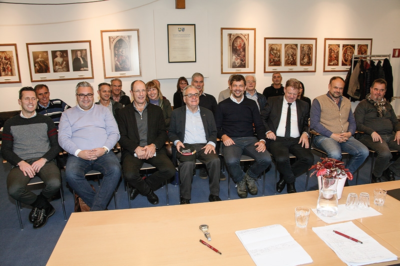 Zug-Lobbyist Walter Weiss und Landesrat Daniel Alfreider inmitten der Bürgermeister: „Im Jänner wird es für die Bahn ein Plattform für Live-Daten geben.“