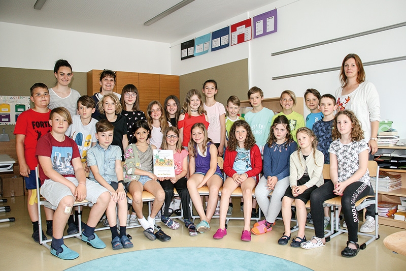 Klasse 4 C GS Schlanders, hinten v.l. : Lisa Grutsch und Tierschutz-Vertreterin Anita Pichler; rechts: Angelika Kinsele