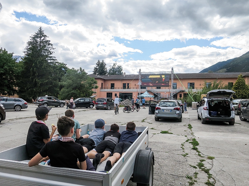 Zu Sommerbeginn gab es Autokinos auf dem ehemaligen Exerzierfeld in der Drususkaserne in Schlanders. Es ist ein spezieller Ort, der zu jeder Tages- und Nachtzeit eine besondere Stimmung aufkommen lässt.  