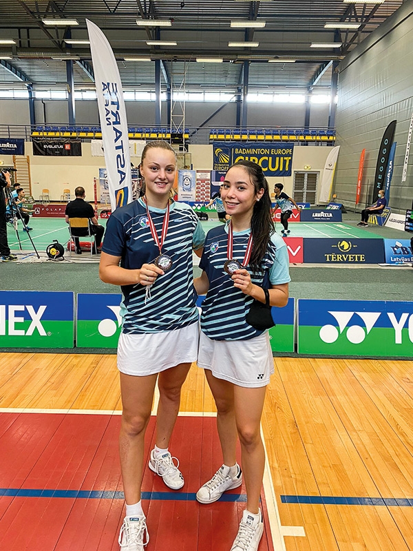 im Bild links Judith Mair mit Martina Corsini - die beim Future Series Turnier in Lettland in der allgemeinen Klasse Silber gewannen