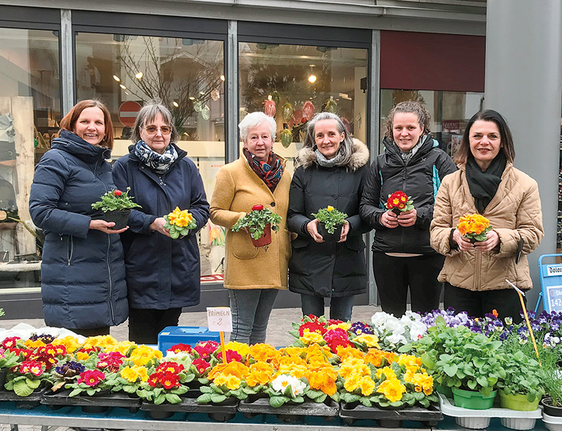 v. l. Die Naturnser Frauen bei der Primelaktion am 12. März: Evi Brugger, Uschi Prantl, Rosi Moser, Barbara Pratzner, Monika Fliri und Astrid Pichler, im Bild fehlen Marianne Bauer, Waltraud Eder und Gertrud Fliri