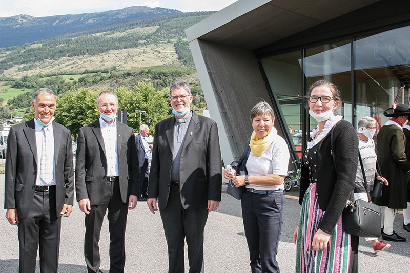 v.l. Martin Baldauf  (stellvertretender Pfarrgemeindepräsident Glurns), Dekan Stefan Hainz, Pfarrer Werner Mair, Karin Klotz (Pfarrgemeinderatspräsidentin Schluderns) und Kathrin Hohen- egger (Pfarrgemeinderatspräsidentin von Taufers i. M.)