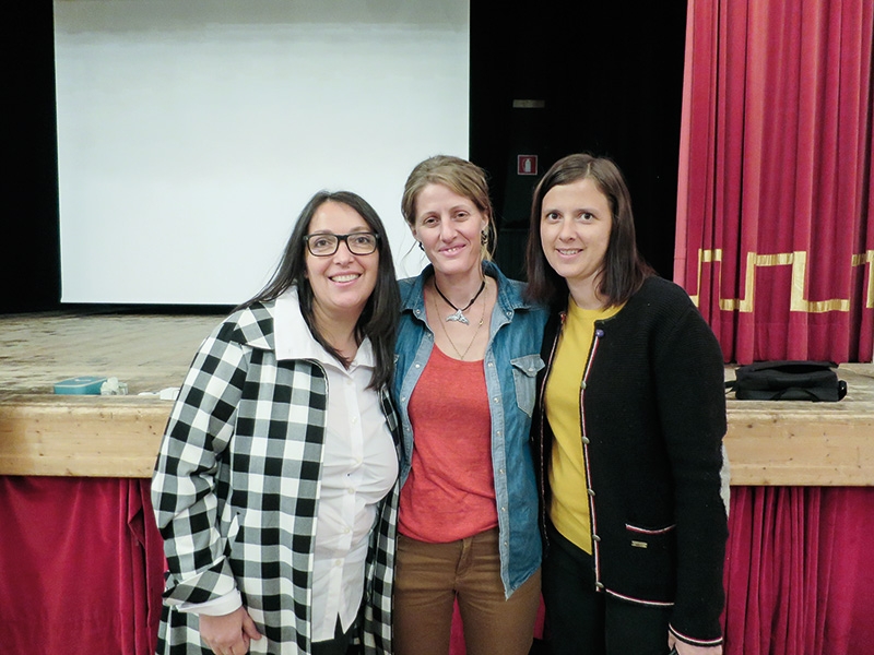 Diese drei Frauen haben organisiert, moderiert, referiert und sensibilisiert. V.l. Beatrice Raas, Magdalena Gschnitzer und die Gemeindereferentin Marion Januth. Eine weitere Frau sollte an dem Abend ebenfalls referieren, konnte aber auf Grund politischer Verpflichtungen nicht nach Mals kommen: Ingrid Felipe, die grüne Landeshauptmannstellvertreterin Tirols.  