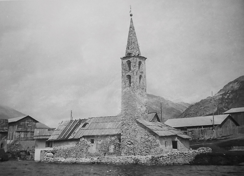 Ein historisches Foto der Kirche San Giacomo di Fraele und den umliegenden Gehöften vor der Seestauung um 1950.