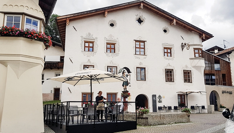 Der große Brunnen, die historischen Gebäude - und das neue Podest: Der Unmut in Burgeis ist groß